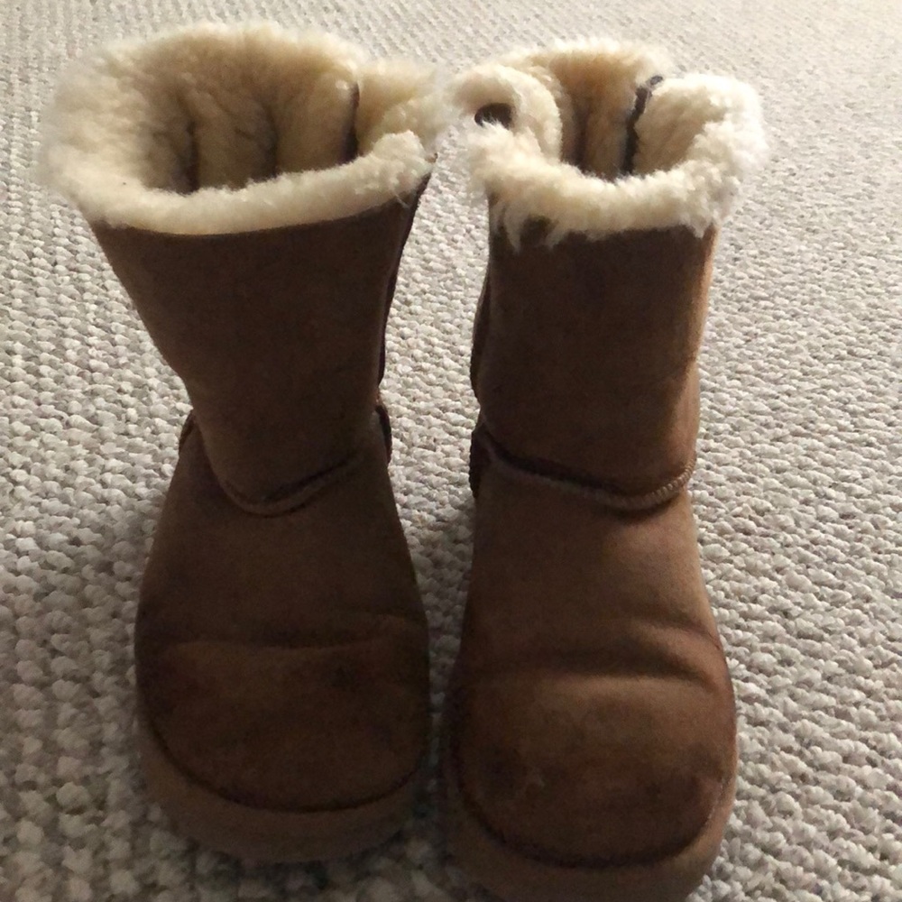 brown short ugg boots with bows - Picture 2 of 4